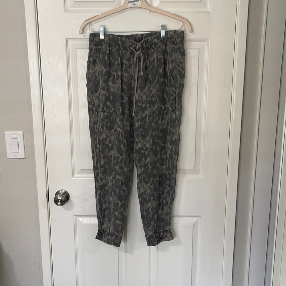 Bella Dahl high rise camo print stretch woven jogging bottoms - size large